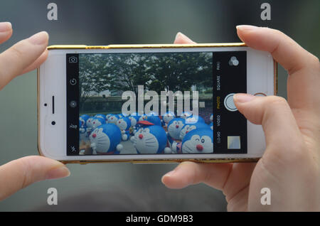 Tokio, Japan. 14. Juli 2016. Fördermitglied bei Roppongi Hills Shopping Center nutzt ihre Zelle Photon nehmen Sie ein Foto der Figuren des Anime-Manga-Charakter, die Doraemon in Tokio angezeigt. 14. Juli 2016. Foto von: Ramiro Agustin Vargas Tabares Ramiro Agustin © Vargas Tabares/ZUMA Draht/Alamy Live-Nachrichten Stockfoto