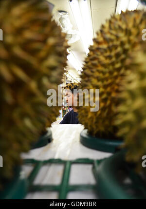 Tokio, Japan. 17. Juli 2016. Eine japanische Frucht speichern Arbeitnehmer steht in der Nähe von einer japanischen Durian-Frucht in Shinjuku Ward, Tokio. 17. Juli 2016. Foto von: Ramiro Agustin Vargas Tabares Ramiro Agustin © Vargas Tabares/ZUMA Draht/Alamy Live-Nachrichten Stockfoto