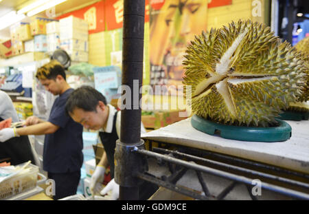 Tokio, Japan. 17. Juli 2016. Japanische Obst lagern Mitarbeiter arbeiten in der Nähe von einer japanischen Durian-Frucht in Shinjuku Ward, Tokio. 17. Juli 2016. Foto von: Ramiro Agustin Vargas Tabares. Ramiro Agustin © Vargas Tabares/ZUMA Draht/Alamy Live-Nachrichten Stockfoto