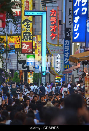 Tokio, Japan. 17. Juli 2016. Die Menschen gehen im Bezirk Shinjuku, Tokio. Sonntag, 17. Juli 2016. Foto von: Ramiro Agustin Vargas Tabares Ramiro Agustin © Vargas Tabares/ZUMA Draht/Alamy Live-Nachrichten Stockfoto