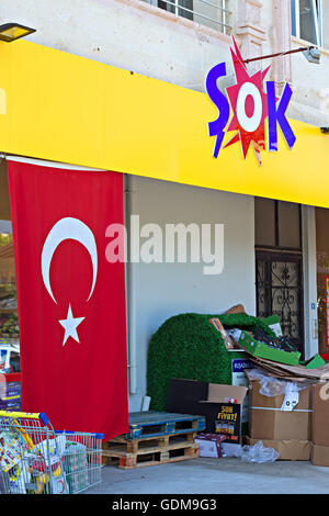 Guzelcamli, Kusadasi, Türkei. 18. JULI 2016.  Sok eine türkische Discounter hängt eine große türkische Flagge außerhalb eines seiner Geschäfte nach dem letzten gescheiterten Putsch. Credit: Ken Biggs/Alamy Live-Nachrichten Stockfoto