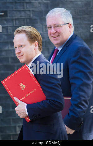 Downing Street, London, 19. Juli 2016. Kanzler des Herzogtums von Lancaster Patrick McLoughlin und Minister für das Cabinet Office und Zahlmeister allgemeine Ben Gummer kommen in der ersten vollen Kabinettssitzung seit Premierminister Theresa Mai trat sein Amt. Bildnachweis: Paul Davey/Alamy Live-Nachrichten Stockfoto