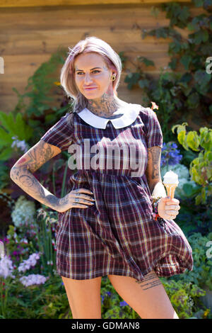Knutsford, Cheshire, UK. 19. Juli 2016. RHS Tatton Park Blume Show.MTV "Ex-On The Beach" Sterne Jemma Lucy, kühlt sich ab in der sengenden Hitzewelle an Tatton Park Flower Show.  Dieses Jahr feiert das Verhältnis zwischen Grünflächen und unsere Gesundheit & Wohlbefinden.  Bildnachweis: Cernan Elias / Alamy Live News Stockfoto