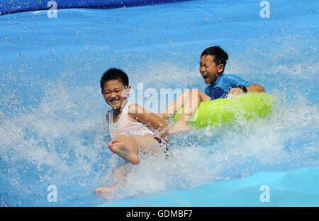 Shenyang, China Liaoning Provinz. 19. Juli 2016. Kinder spielen in einem Wasserpark in Shenyang, Hauptstadt des nordöstlichen Chinas Liaoning Provinz, 19. Juli 2016. © Lange Lei/Xinhua/Alamy Live-Nachrichten Stockfoto