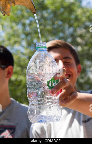 London, 19. Juli 2016.Tourists füllen ihre Kunststoff-Flaschen aus dem Wasser in Green Park am heißesten Tag des Jahres, Brunnen wie Klettern, Temperaturen bis 35 Grad Celsius Credit: Amer Ghazzal/Alamy Live-Nachrichten Stockfoto