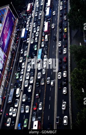 (160719)--ZHANGZHOU, 19. Juli 2016 (Xinhua)--Foto am 19. Juli 2016 zeigt schwere Verkehrsstaus auf Huayuan Road in Zhengzhou, Hauptstadt der Provinz Zentral-China Henan. Stürme getroffen Zhengzhou am Dienstag verursacht Staus in vielen Teilen der Stadt. (Xinhua/Zhu Xiang) (Zyd) Stockfoto