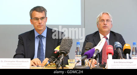 Würzburg, Deutschland. 19. Juli 2016. Chef-Ankläger Christopher Rosenbusch (Staatsanwaltschaft Bamberg, l) und Vorsitzende Hauptverfolger Erik Ohlenschlager (Staatsanwaltschaft Bamberg) sprechen auf einer Pressekonferenz der Staatsanwaltschaft und der Polizei auf eine Axt und Messer Angriff durch einen 17-j hrige Flüchtling aus Afghanistan auf eine Regionalbahn in der Nähe von Würzburg am 18. Juli 2016 in Würzburg, Deutschland, 19. Juli 2016. Mitglieder einer Familie aus Hong Kong, die in den Urlaub nach Deutschland sind, sind verletzt worden. Auf seiner Flucht verletzt der Täter auch eine weibliche Paserby. Foto: Karl-Josef Hildenbrand/Dpa/Alamy Live News Stockfoto