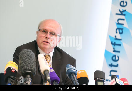 Würzburg, Deutschland. 19. Juli 2016. Präsidierende Hauptverfolger Bardo Backert spricht auf einer Pressekonferenz der Staatsanwaltschaft und der Polizei auf eine Axt und Messer Angriff durch einen 17-j hrige Flüchtling aus Afghanistan auf eine Regionalbahn in der Nähe von Würzburg am 18. Juli 2016 in Würzburg, Deutschland, 19. Juli 2016. Mitglieder einer Familie aus Hong Kong, die in den Urlaub nach Deutschland sind, sind verletzt worden. Auf seiner Flucht verletzt der Täter auch eine weibliche Paserby. Foto: Karl-Josef Hildenbrand/Dpa/Alamy Live News Stockfoto