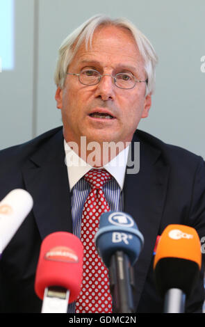 Würzburg, Deutschland. 19. Juli 2016. Präsidierende Hauptverfolger Erik Ohlenschlager spricht auf einer Pressekonferenz der Staatsanwaltschaft und der Polizei auf eine Axt und Messer Angriff durch einen 17-j hrige Flüchtling aus Afghanistan auf eine Regionalbahn in der Nähe von Würzburg am 18. Juli 2016 in Würzburg, Deutschland, 19. Juli 2016. Mitglieder einer Familie aus Hong Kong, die in den Urlaub nach Deutschland sind, sind verletzt worden. Auf seiner Flucht verletzt der Täter auch eine weibliche Paserby. Foto: Karl-Josef Hildenbrand/Dpa/Alamy Live News Stockfoto