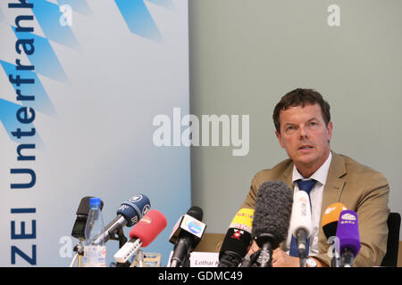 Würzburg, Deutschland. 19. Juli 2016. Kriminelle Direktor Lothar Kohler (Bayerische State Office of Criminal Investigations) spricht auf einer Pressekonferenz der Staatsanwaltschaft und der Polizei auf eine Axt und Messer Angriff durch einen 17-j hrige Flüchtling aus Afghanistan auf eine Regionalbahn in der Nähe von Würzburg am 18. Juli 2016 in Würzburg, Deutschland, 19. Juli 2016. Mitglieder einer Familie aus Hong Kong, die in den Urlaub nach Deutschland sind, sind verletzt worden. Auf seiner Flucht verletzt der Täter auch eine weibliche Paserby. Foto: Karl-Josef Hildenbrand/Dpa/Alamy Live News Stockfoto