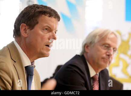 Würzburg, Deutschland. 19. Juli 2016. Kriminelle Direktor Lothar Kohler (Bayerische State Office of Criminal Investigations, l) und Vorsitzende Hauptverfolger Erik Ohlenschlager (Staatsanwaltschaft Bamberg) auf einer Pressekonferenz der Staatsanwaltschaft und der Polizei auf eine Axt und Messer Angriff durch einen 17-j hrige Flüchtling aus Afghanistan auf eine Regionalbahn in der Nähe von Würzburg am 18. Juli 2016 in Würzburg, Deutschland sprechen.  Mitglieder einer Familie aus Hong Kong, die in den Urlaub nach Deutschland sind, sind verletzt worden. Auf seiner Flucht verletzt der Täter auch eine weibliche Paserby. Bildnachweis: Dpa picture Alliance/Alamy Live News Stockfoto