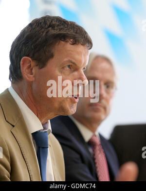 Würzburg, Deutschland. 19. Juli 2016. Kriminelle Direktor Lothar Kohler (Bayerische State Office of Criminal Investigations, l) und Vorsitzende Hauptverfolger Erik Ohlenschlager (Staatsanwaltschaft Bamberg) auf einer Pressekonferenz der Staatsanwaltschaft und der Polizei auf eine Axt und Messer Angriff durch einen 17-j hrige Flüchtling aus Afghanistan auf eine Regionalbahn in der Nähe von Würzburg am 18. Juli 2016 in Würzburg, Deutschland sprechen.  Mitglieder einer Familie aus Hong Kong, die in den Urlaub nach Deutschland sind, sind verletzt worden. Auf seiner Flucht verletzt der Täter auch eine weibliche Paserby. Bildnachweis: Dpa picture Alliance/Alamy Live News Stockfoto