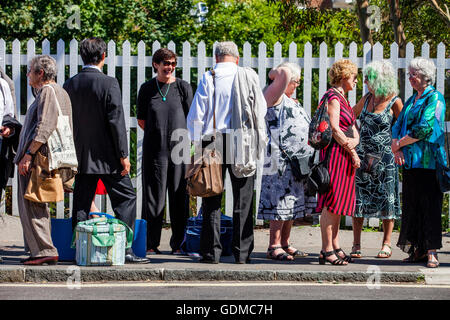 Opera-Fans warten Lewes Haltestelle für den Shuttlebus zum mitnehmen zum nahe gelegenen Glyndebourne Opera House, Lewes, Sussex, UK Stockfoto