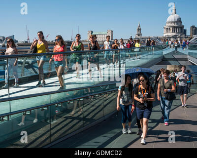 London, UK. 19. Juli 2016. Touristen die Millennium Brücke unter blauem Himmel - Personen genießen Sie die Sonne auf der Southbank außerhalb der Tate Modern. Bildnachweis: Guy Bell/Alamy Live-Nachrichten Stockfoto