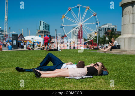 Liverpool, Vereinigtes Königreich. 19. Juli 2016. Ein junges Paar Sonnen am heißesten Tag des Jahres. Bildnachweis: Hayley Blackledge/Alamy Live-Nachrichten Stockfoto