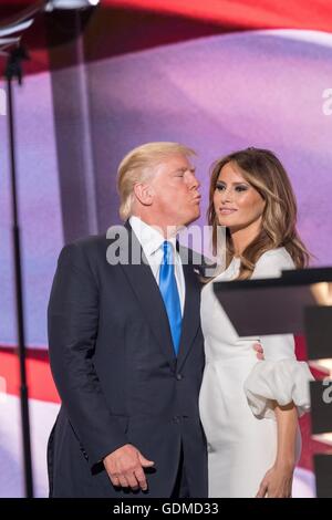 GOP Präsidentschaftskandidaten Donald Trump küsst seine Frau Melania Trump eine nach ihrer Ansprache während des ersten Tages der Republican National Convention in der Quicken Loans Mitte 18. Juli 2016 in Cleveland, Ohio. Stockfoto