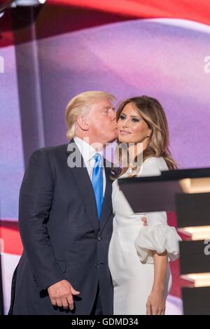 GOP Präsidentschaftskandidaten Donald Trump küsst seine Frau Melania Trump eine nach ihrer Ansprache während des ersten Tages der Republican National Convention in der Quicken Loans Mitte 18. Juli 2016 in Cleveland, Ohio. Stockfoto