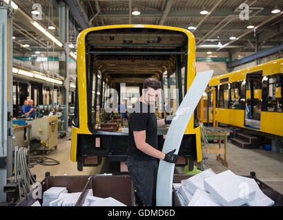 Ein Arbeiter hält einen Teil für die Inrerior Armaturen eines Zuges am Produktionsstandort des Zug-Herstellers Stadler Pankow GmbH in Berlin, Deutschland, 19. Juli 2016. Foto: Wolfram Kastl/dpa Stockfoto