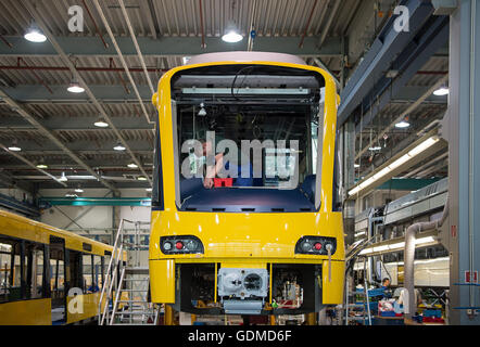 Arbeiter montieren Teile eines Zuges am Produktionsstandort des Zug-Herstellers Stadler Pankow GmbH in Berlin, Deutschland, 19. Juli 2016. Foto: Wolfram Kastl/dpa Stockfoto