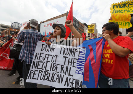 Cleveland, USA. 18. Juli 2016. Ein Demonstrant marschiert in der Dump Trump Rallye außerhalb der Republican National Convention in Cleveland OH am 18. Juli 2016. Bildnachweis: John Orvis/Alamy Live-Nachrichten Stockfoto