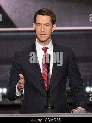 Cleveland, Ohio, USA. 18. Juli 2016. Vereinigte Staaten Senator Tom Cotton (Republikanische of Arkansas) macht Bemerkungen auf der Republican National Convention 2016 statt in der Quicken Loans Arena in Cleveland, Ohio am Montag, den 18. Juli 2016.Credit: Ron Sachs/CNP. © Ron Sachs/CNP/ZUMA Draht/Alamy Live-Nachrichten Stockfoto