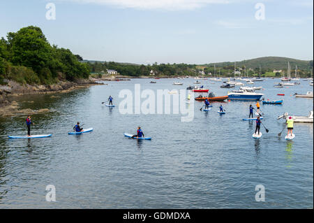 Schull, Irland. 19th. Juli 2016. Paddelboardunterricht war am heißesten Tag des Jahres in Schull Harbour sehr beliebt. Quelle: AG News/Alamy Live News Stockfoto