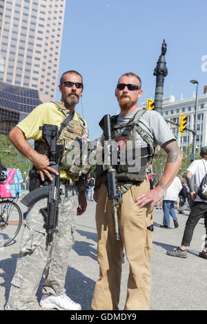 Cleveland, Ohio, USA. 19. Juli 2016. Offen tragen Mitglieder der Sons of Liberty hängen in Public Square zweite Abendveranstaltungen auf der Republican National Convention hier vor. (Philip Scalia/Alamy Live-Nachrichten) Stockfoto