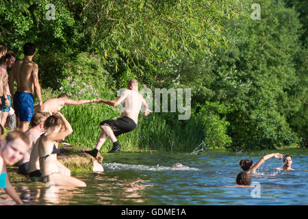 Mann fiel in den Fluss Avon nach geschoben, mit Schwimmer. Hunderte strömen Warleigh Wehr 3 Meilen vom Bad an heißen Tag Stockfoto