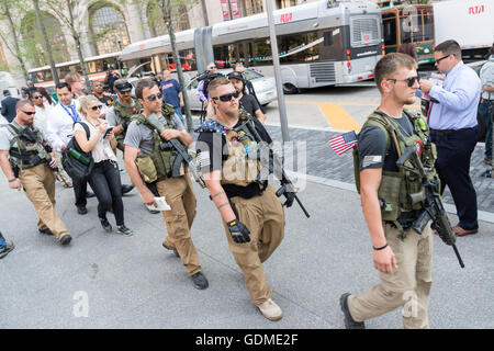 Cleveland, Ohio, USA. 19. Juli 2016. Mitglieder einer Gruppe Ohio Miliz protest von offen tragen von militärischen Stil halbautomatische Waffen Innenstadt in der Nähe der Republican National Convention 19. Juli 2016 in Cleveland, Ohio. Bildnachweis: Planetpix/Alamy Live-Nachrichten Stockfoto