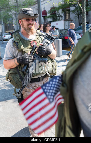 Cleveland, Ohio, USA. 19. Juli 2016. Mitglieder einer Gruppe Ohio Miliz protest von offen tragen von militärischen Stil halbautomatische Waffen Innenstadt in der Nähe der Republican National Convention 19. Juli 2016 in Cleveland, Ohio. Bildnachweis: Planetpix/Alamy Live-Nachrichten Stockfoto