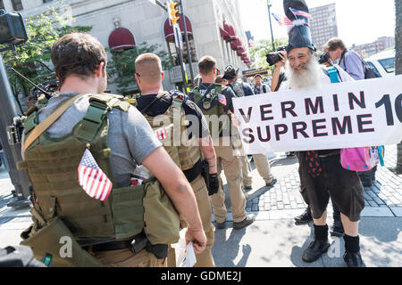 Cleveland, Ohio, USA. 19. Juli 2016. Mitglieder von einem Ohio Miliz Gruppe Protest von militärischen Stil halbautomatischen Waffen offen tragen gehen vorbei an einer liberalen Demonstrant Innenstadt in der Nähe der Republican National Convention 19. Juli 2016 in Cleveland, Ohio. Bildnachweis: Planetpix/Alamy Live-Nachrichten Stockfoto