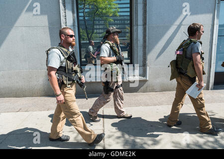 Cleveland, Ohio, USA. 19. Juli 2016. Mitglieder einer Gruppe Ohio Miliz protest von offen tragen von militärischen Stil halbautomatische Waffen Innenstadt in der Nähe der Republican National Convention 19. Juli 2016 in Cleveland, Ohio. Bildnachweis: Planetpix/Alamy Live-Nachrichten Stockfoto