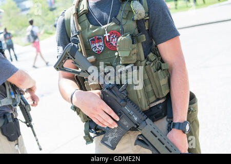 Cleveland, Ohio, USA. 19. Juli 2016. Mitglieder einer Gruppe Ohio Miliz protest von offen tragen von militärischen Stil halbautomatische Waffen Innenstadt in der Nähe der Republican National Convention 19. Juli 2016 in Cleveland, Ohio. Bildnachweis: Planetpix/Alamy Live-Nachrichten Stockfoto