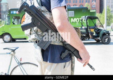 Cleveland, Ohio, USA. 19. Juli 2016. Mitglieder einer Gruppe Ohio Miliz protest von offen tragen von militärischen Stil halbautomatische Waffen Innenstadt in der Nähe der Republican National Convention 19. Juli 2016 in Cleveland, Ohio. Bildnachweis: Planetpix/Alamy Live-Nachrichten Stockfoto