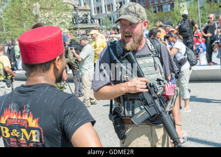 Cleveland, Ohio, USA. 19. Juli 2016. Mitglieder einer Gruppe Ohio Miliz protest von offen tragen von militärischen Stil halbautomatische Waffen Innenstadt in der Nähe der Republican National Convention 19. Juli 2016 in Cleveland, Ohio. Bildnachweis: Planetpix/Alamy Live-Nachrichten Stockfoto