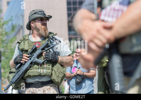 Cleveland, Ohio, USA. 19. Juli 2016. Mitglieder einer Gruppe Ohio Miliz protest von offen tragen von militärischen Stil halbautomatische Waffen Innenstadt in der Nähe der Republican National Convention 19. Juli 2016 in Cleveland, Ohio. Bildnachweis: Planetpix/Alamy Live-Nachrichten Stockfoto