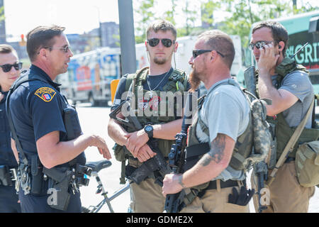 Cleveland, Ohio, USA. 19. Juli 2016. Mitglieder einer Gruppe Ohio Miliz sprechen mit Polizisten als sie offen tragen von militärischen Stil halbautomatische Waffen Innenstadt in der Nähe der Republican National Convention 19. Juli 2016 in Cleveland, Ohio. Bildnachweis: Planetpix/Alamy Live-Nachrichten Stockfoto