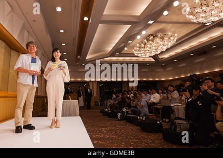 (L, R) Autoren Hiroshi Ogiwara und Sayaka Murata posieren für die Kameras 155. Naoki-Preis und Akutagawa-Preis auf der Pressekonferenz im Imperial Hotel am 19. Juli 2016 in Tokio, Japan. Hiroshi Ogiwara Umi No Mieru Rihatsuten gewann den Naoki-Preis die gegeben wird für ein Werk der Unterhaltungsliteratur, während Sayaka Muratas Konbini Ningen Akutagawa-Preis gewann die ernsthafte literarische Geschichte verliehen wird. Beide Preise wurden im Jahre 1935 gegründet und werden zweimal jährlich vergeben. © Rodrigo Reyes Marin/AFLO/Alamy Live-Nachrichten Stockfoto