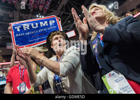 Cleveland, Ohio, USA. 19. Juli 2016. New York Delegierten feiern die Ernennung von Donald Trump am zweiten Tag der Republican National Convention 19. Juli 2016 in Cleveland, Ohio. Die Delegierten offiziell Trump für Präsident nominiert, nach eine namentliche Staat für Staat. Bildnachweis: Planetpix/Alamy Live-Nachrichten Stockfoto