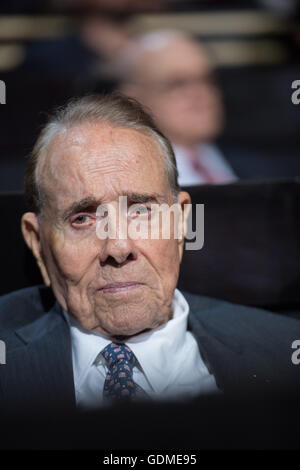 Ehemaliger Senator Bob Dole während des ersten Tages der Republican National Convention in der Quicken Loans Mitte 18. Juli 2016 in Cleveland, Ohio. Stockfoto