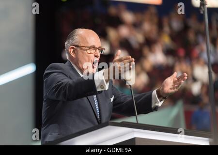 Der ehemalige New Yorker Bürgermeister Rudy Giuliani Adressen Delegierten während des ersten Tages der Republican National Convention in der Quicken Loans Mitte 18. Juli 2016 in Cleveland, Ohio. Stockfoto