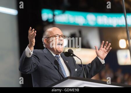 Der ehemalige New Yorker Bürgermeister Rudy Giuliani Adressen Delegierten während des ersten Tages der Republican National Convention in der Quicken Loans Mitte 18. Juli 2016 in Cleveland, Ohio. Stockfoto