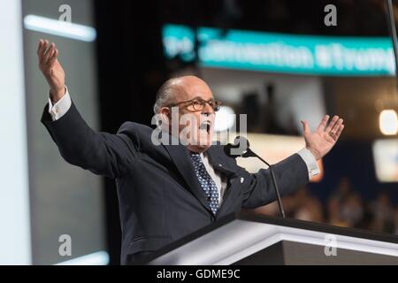 Der ehemalige New Yorker Bürgermeister Rudy Giuliani Adressen Delegierten während des ersten Tages der Republican National Convention in der Quicken Loans Mitte 18. Juli 2016 in Cleveland, Ohio. Stockfoto