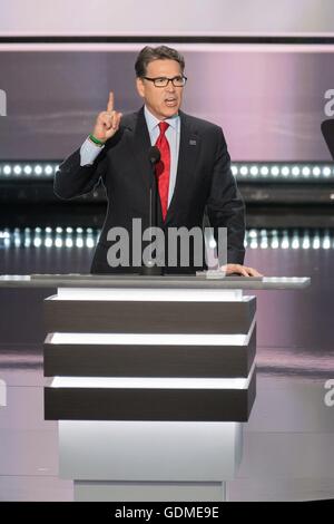 Ehemaligen texanischen Gouverneur Rick Perry befasst sich die Delegierten während des ersten Tages der Republican National Convention in der Quicken Loans Mitte 18. Juli 2016 in Cleveland, Ohio. Stockfoto