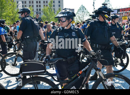 Cleveland, USA. 19. Juli 2016. Polizisten bewachen während einer Kundgebung vor der Republican National Convention in Cleveland, Ohio, USA, 19. Juli 2016. Bildnachweis: Bao Dandan/Xinhua/Alamy Live-Nachrichten Stockfoto