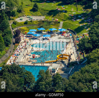 Witten, Deutschland 19. Juli 2016 Luftaufnahme, Schwimmbad Annen in Witten, Schwimmer Pool mit einem gewellten Rand, Rasenflächen und Sonne Ebenen, Badegäste am Pool Annen, Credit: Hans ↑/Alamy Live News Stockfoto