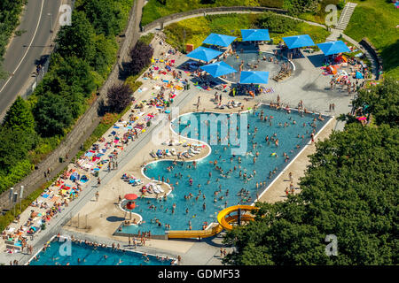 Witten, Deutschland 19. Juli 2016 Luftaufnahme, Schwimmbad Annen in Witten, Schwimmer Pool mit einem gewellten Rand, Rasenflächen und Sonne Ebenen, Badegäste am Pool Annen, Credit: Hans ↑/Alamy Live News Stockfoto