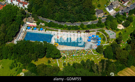 Witten, Deutschland 19. Juli 2016 Luftaufnahme, Schwimmbad Annen in Witten, Schwimmer Pool mit einem gewellten Rand, Rasenflächen und Sonne Ebenen, Badegäste am Pool Annen, Credit: Hans ↑/Alamy Live News Stockfoto