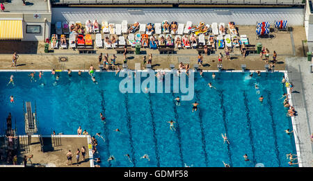 Witten, Deutschland 19. Juli 2016 Antenne anzeigen, Schwimmbad Annen in Witten, Schwimmer Pool, Sonne Ebenen, Badegäste am Pool Annen, Witten, Ruhrgebiet, Credit: Hans ↑/Alamy Live News Stockfoto