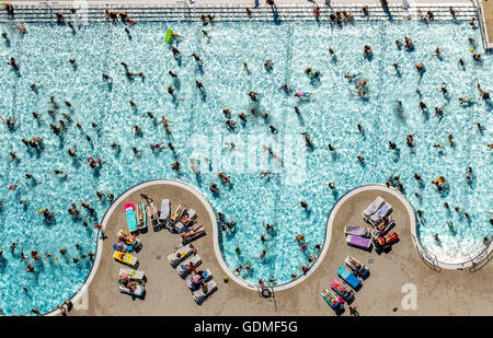 Witten, Deutschland. 19. Juli 2016. Luftaufnahme, Schwimmbad Annen in Witten, Schwimmer Pool mit einem gewellten Rand, Rasenflächen und Sonne Ebenen, Badegäste am Pool Annen, Credit: Hans ↑/Alamy Live News Stockfoto